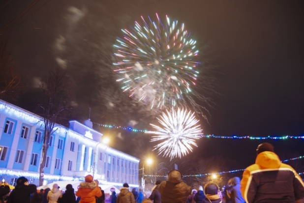 ФОТОрепортаж: В Великих Луках прошло открытие городской елки - 2018-12-27 10:13:00 - 1