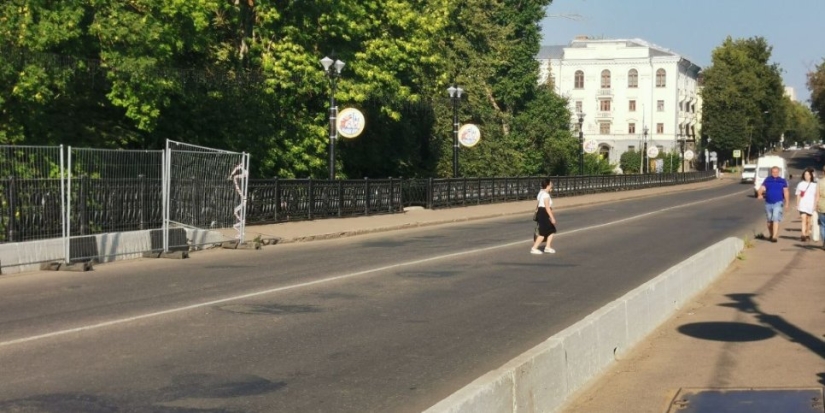В Великих Луках пешеходная часть центрального моста перекрыта - 2022-08-26 09:33:00 - 1