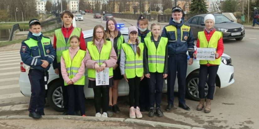 Акция «Тебе пешеход» прошла в Великих Луках - 2022-04-27 12:05:00 - 1