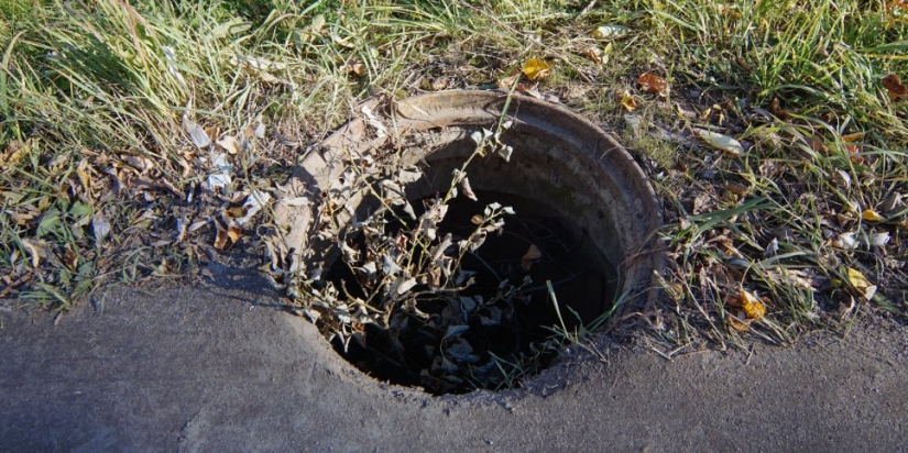 Великолучане пожаловались на открытый люк около одной из школ города - 2021-10-07 15:04:00 - 1