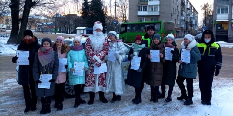 В Великих Луках прошла акция ГИБДД «Елка безопасности» - 2021-12-24 10:35:00 - 1