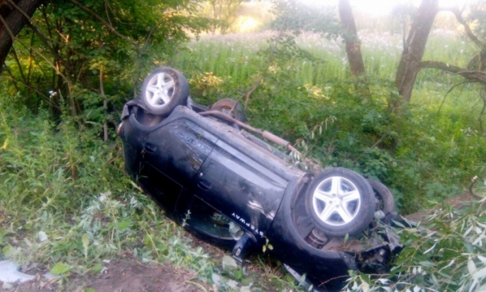 Жители Мурманска, водитель и пассажирка «Рено», опрокинувшегося в результате ДТП под Великими Луками, поблагодарили местных врачей - 2018-08-15 15:16:00 - 1