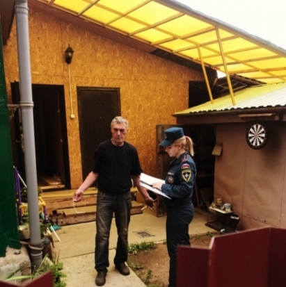 Сотрудники МЧС провели профилактический рейд в Великих Луках (+фото) - 2018-07-24 21:41:00 - 1