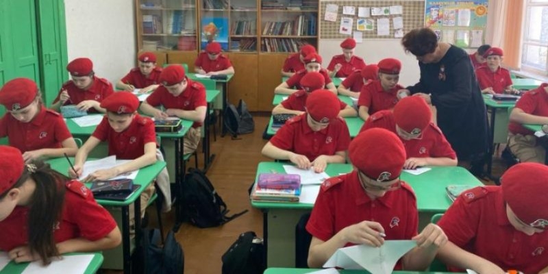 Ученики великолукской школы присоединились к акции «Защитникам Родины» - 2022-03-17 10:35:00 - 1