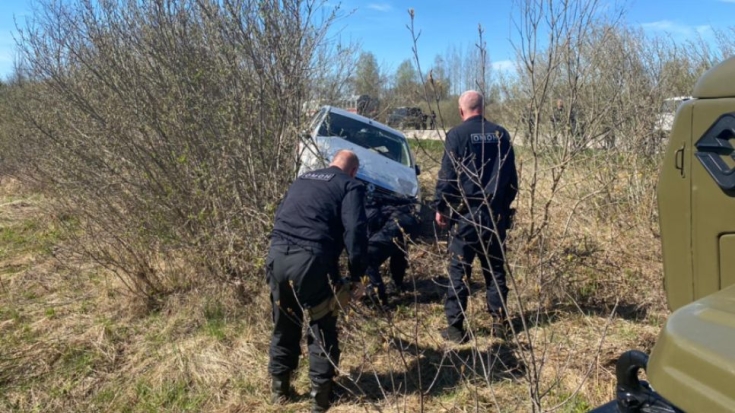 Сотрудники псковского ОМОН Росгвардии оказали помощь попавшему в ДТП водителю - 2021-05-11 14:56:00 - 1