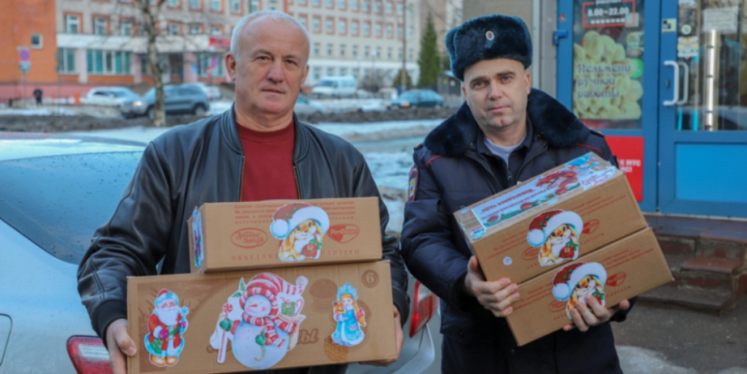 Псковские полицейские приняли участие в акции «Новогоднее чудо» - 2023-12-24 13:05:00 - 1