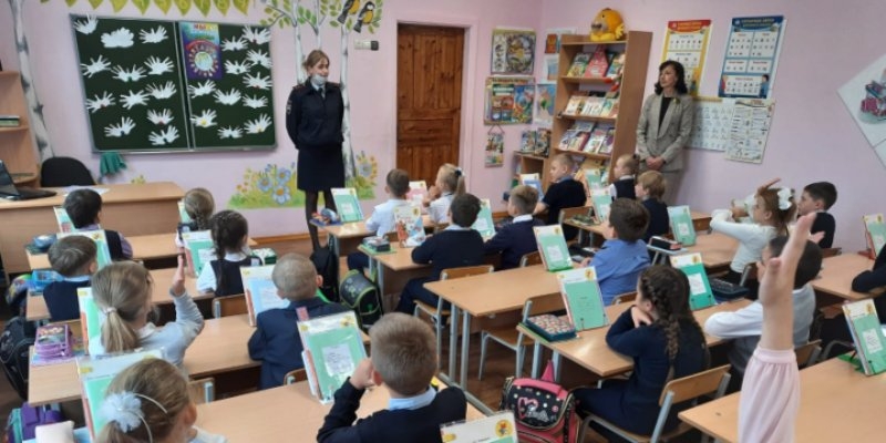 В Великих Луках школьникам напомнили, что «ПДД - это закон жизни» - 2021-09-08 10:37:00 - 1