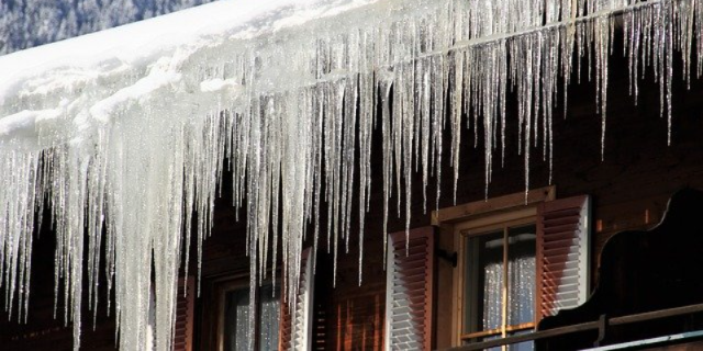 Роструд напомнил о безопасности при очистке крыш - 2021-02-21 19:00:00 - 1