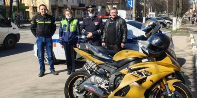 В Великих Луках прошла акция «Автомобилист, нас дома ждут дети!» - 2022-04-22 11:35:00 - 1