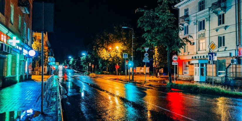 В Великих Луках водитель врезался в чужой автомобиль и сбил опору ЛЭП - 2021-10-11 14:03:00 - 1