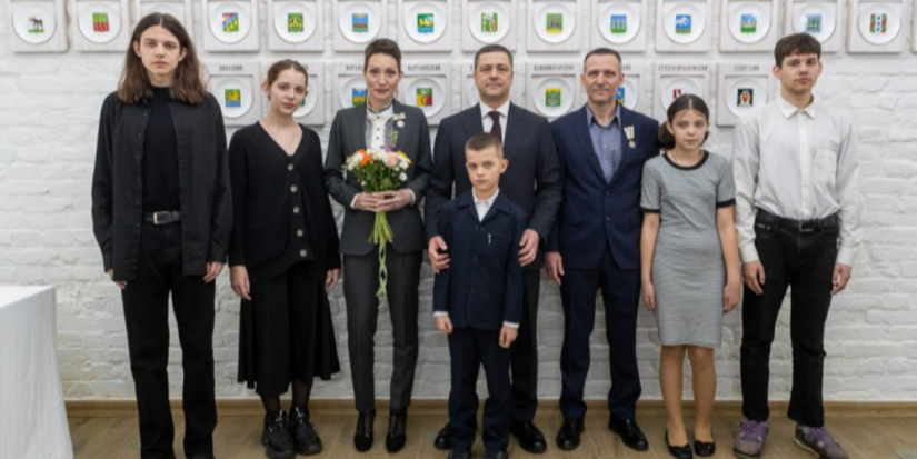 Михаил Ведерников вручил псковичам медаль «Родительская слава Псковской области» - 2024-03-20 13:35:00 - 1