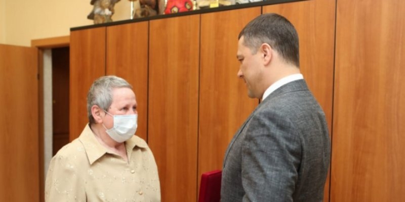 Директору Идрицкой школы вручен нагрудный знак к званию заслуженного педагога - 2021-06-11 09:13:00 - 1