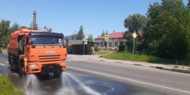 В Великих Луках коммунальщики проводят пролив дорожного полотна - 2021-06-24 09:56:00 - 1