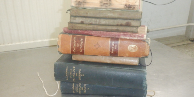 Псковские таможенники не позволили жителю Польши вывезти старинные книги - 2023-06-16 13:05:00 - 1