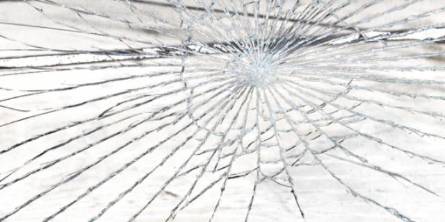 В Великих Луках водитель врезался в дом на улице Новосокольнической - 2021-09-17 14:58:00 - 1