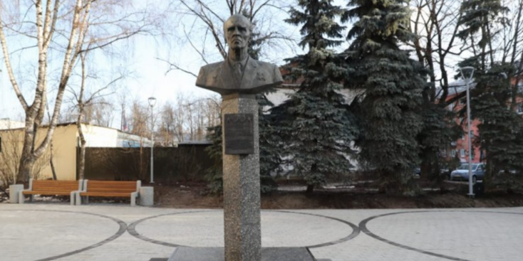 Участники Форума учителей естественных наук возложили цветы к бюсту И. К. Кикоина - 2021-03-26 12:56:00 - 1