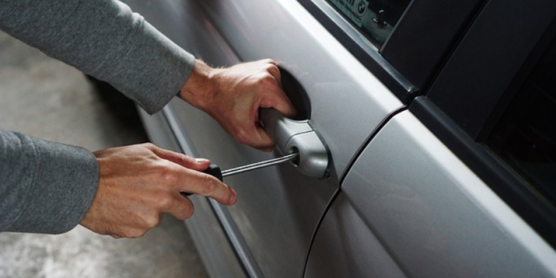 В Великих Луках раскрыта кража из автомобиля - 2021-03-18 15:58:00 - 1