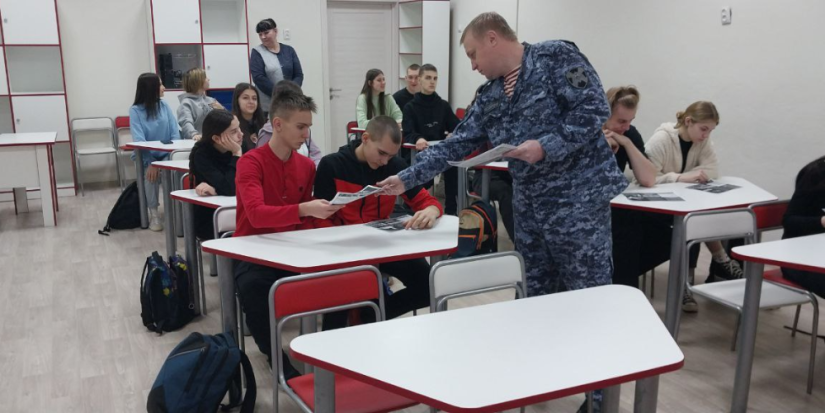 Уроки профориентации провели росгвардейцы в школах региона - 2024-02-10 20:05:00 - 1