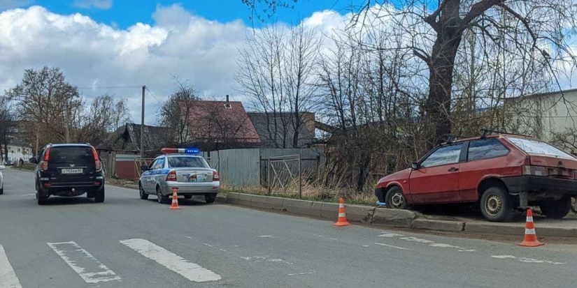 В Великих Луках автомобиль вылетел на тротуар и сбил знак пешеходного перехода - 2021-04-23 14:15:00 - 1
