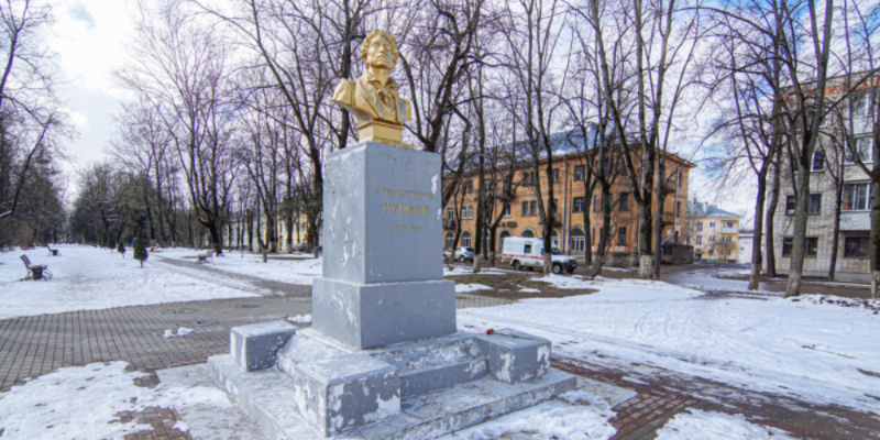 Жители Великих Лук обратили внимание на состояние памятника Пушкину - 2021-03-19 15:00:00 - 1
