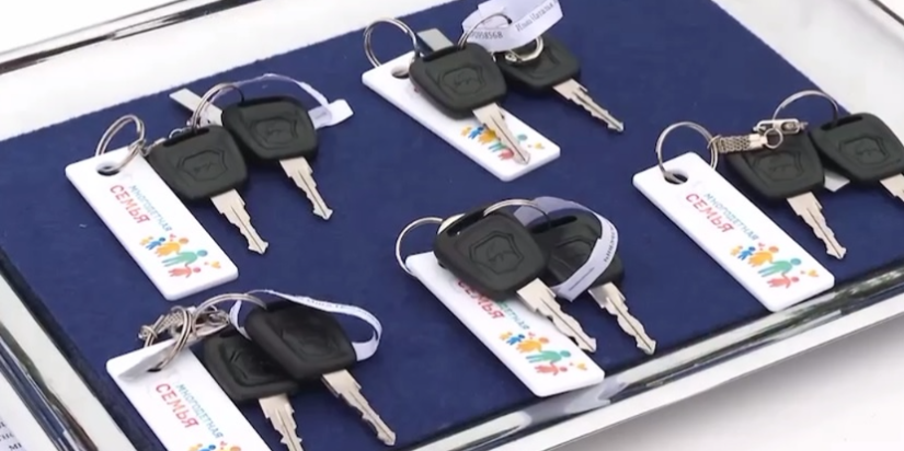 Великолукской многодетной семье вручи от автомобиля - 2023-01-18 16:35:00 - 1
