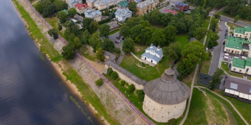 В День флага России псковичи развернули двухкилометровый триколор - 2022-08-23 10:35:00 - 1