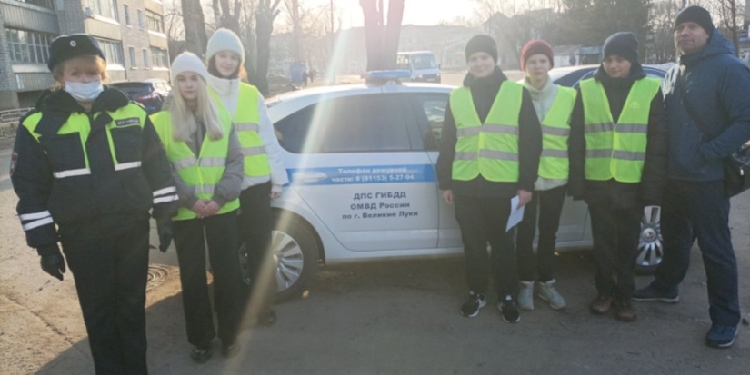 Сотрудники ГИБДД провели профилактическую акцию в Великих Луках - 2022-03-03 11:05:00 - 1