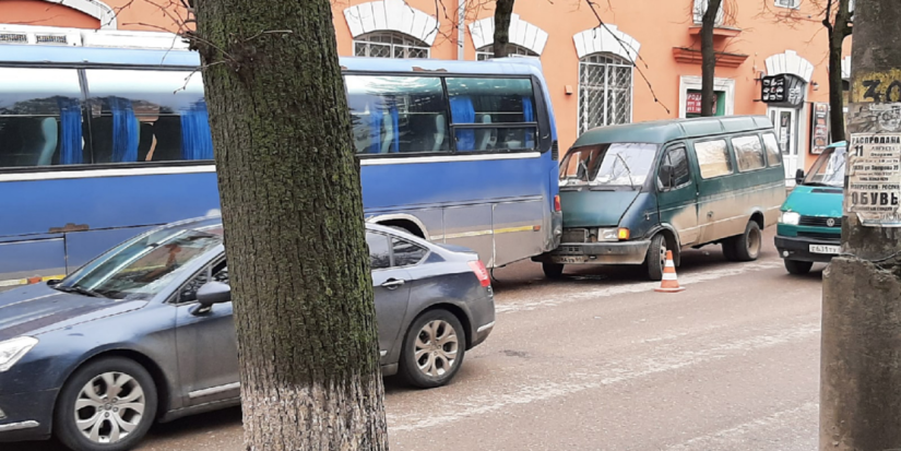 В Великих Луках «ГАЗель» въехала в автобус - 2021-04-15 16:25:42 - 1