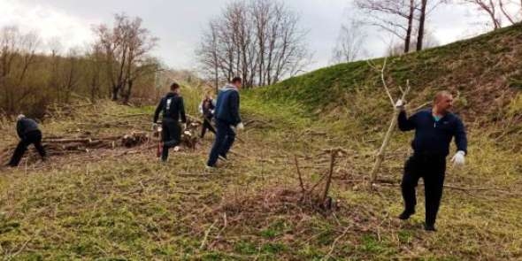 Территорию вокруг Великолукской крепости привели в порядок сотрудники СИЗО - 2021-04-23 14:13:00 - 1