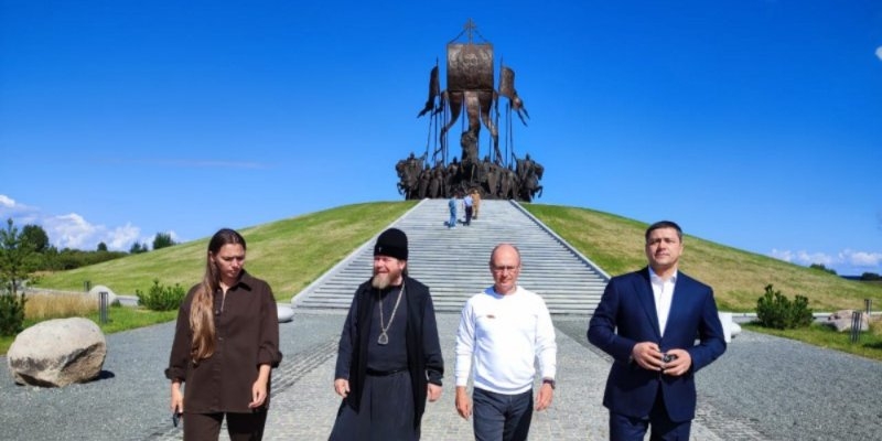 Михаил Ведерников и Сергей Кириенко посетили мемориальный комплекс в Самолве - 2022-08-09 16:05:00 - 1