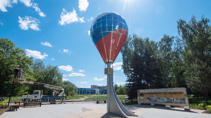 Памятник Воздухоплаванию в Великих Луках продолжают украшать - 2021-06-02 19:00:00 - 1