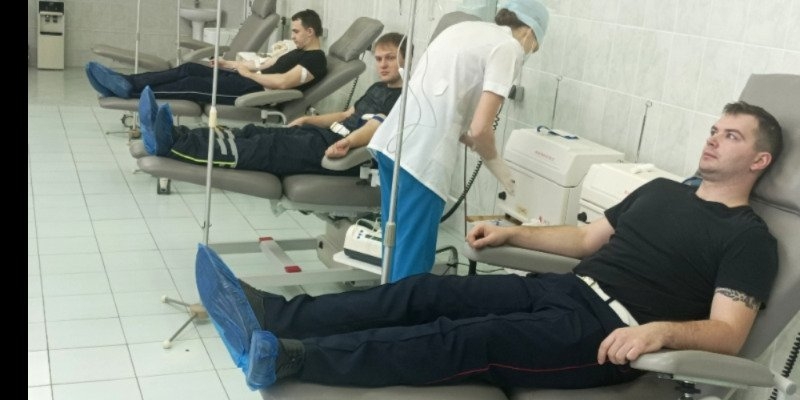 Великолукские инспекторы ГИБДД сдали кровь для пострадавших в ДТП - 2022-11-16 14:35:00 - 1