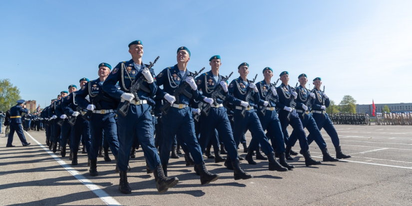 Воины Псковского гарнизона встретили День Победы торжественным маршем - 2023-05-10 15:35:00 - 1