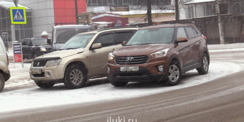 Возле «Рубина» в Великих Луках столкнулись два автомобиля - 2021-02-16 17:23:00 - 1