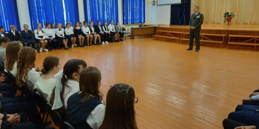 Встречи с ветеранами МЧС России прошли в школах Великих Лук - 2021-09-06 09:37:00 - 1