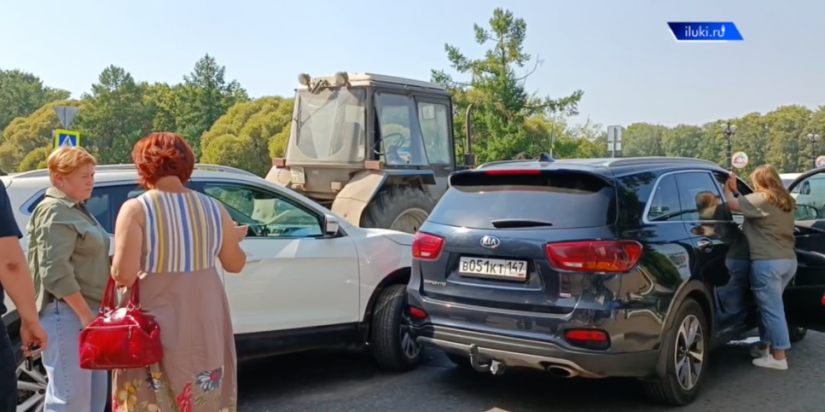 В Великих Луках на проспекте Ленина столкнулись два автомобиля - 2022-08-26 13:52:00 - 1