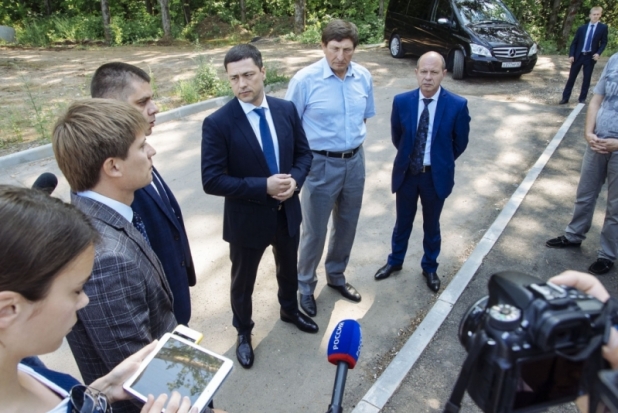 ФОТО: Михаил Ведерников посетил площадку под строительство велоцентра в начале своей рабочей поездки в Великие Луки - 2018-07-30 12:58:00 - 1