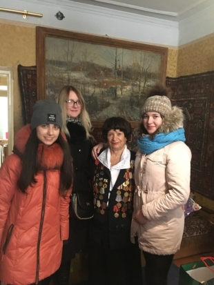 Студенты Великолукского медицинского колледжа поздравили ветерана Великой Отечественной войны - 2018-12-26 08:54:00 - 1