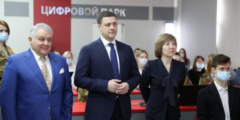 Михаил Ведерников ознакомился с работой цифрового парка ПсковГУ - 2021-03-26 15:36:00 - 1