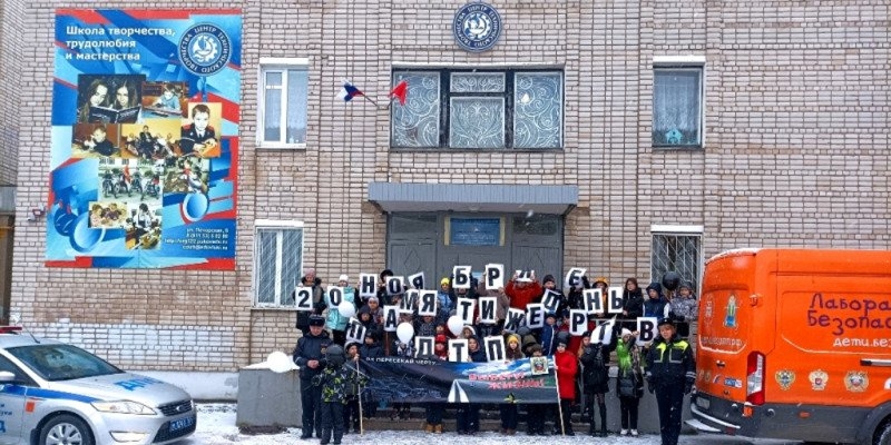 В Великих Луках прошли акция и флешмоб, посвященные Дню памяти жертв ДТП - 2022-11-18 10:05:00 - 1