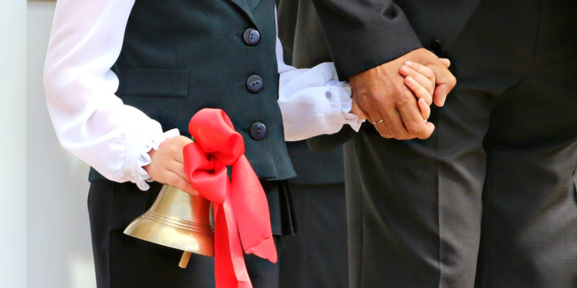 Михаил Ведерников поздравил выпускников с окончанием школы - 2023-05-23 17:35:00 - 1