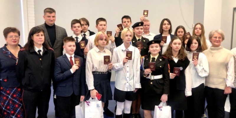 Юным великолучанам вручили главный документ гражданина - 2022-12-13 09:35:00 - 1