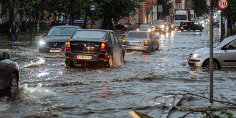 Сильный ураган в Великих Луках: как это было - 2021-06-30 10:03:00 - 1