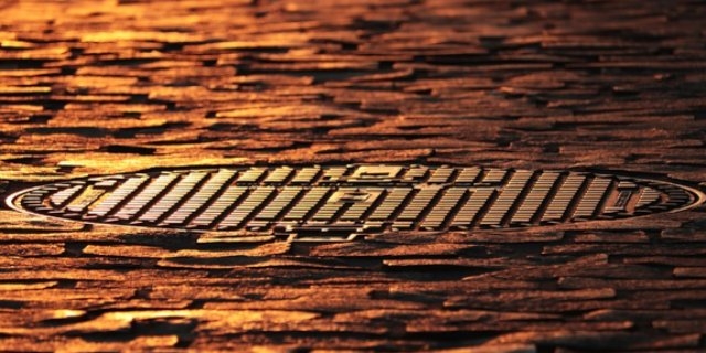 Двое псковичей украли восемь крышек канализационных люков - 2021-09-23 14:38:00 - 1