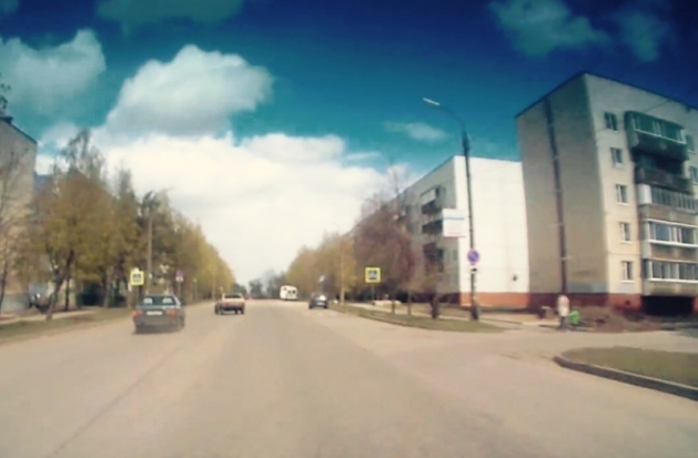 В Великих Луках после столкновения автомобиль вылетел на тротуар, по которому шла женщина с коляской (ФОТО) - 2017-05-11 21:39:00 - 1