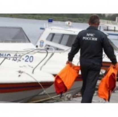 Сотрудники МЧС принимали участие в спасении людей, терпящих бедствие на водах Псковского озера - 2016-10-08 23:04:00 - 1