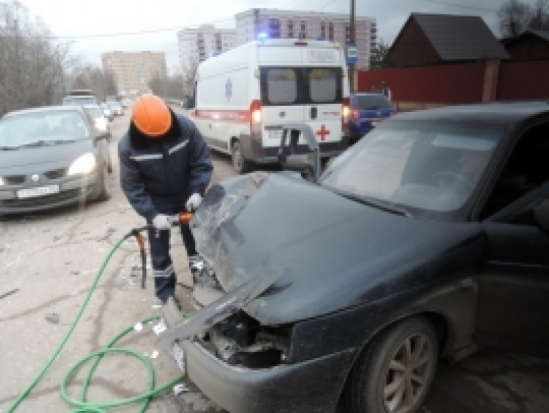 На Октябрьском проспекте в Пскове легковой автомобиль сбил пешехода - 2017-03-18 15:59:00 - 1