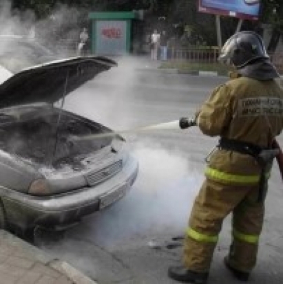 На улице Малясова в Пскове загорелся автомобиль - 2017-06-11 14:55:00 - 1