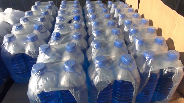 В Санкт-Петербурге полицейские изъяли из незаконного оборота почти 4 тонны «омывайки» - 2017-02-07 14:21:00 - 1