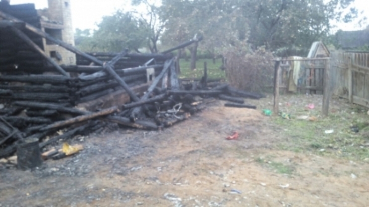 В Псковской области возбуждено уголовное дело по факту гибели троих детей на пожаре (фото) - 2016-09-30 11:22:00 - 1